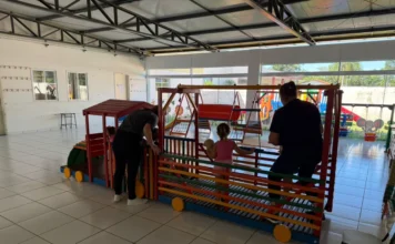 Colônia de Férias em Turvo apoia pais que trabalham no verão Monitoras acompanham crianças em brinquedo de madeira na Colônia de Férias de Turvo. Projeto atende 120 crianças em janeiro de 2026 no CEI Vânia Maria Zaccaron Manfredini para apoiar pais que trabalham no verão.