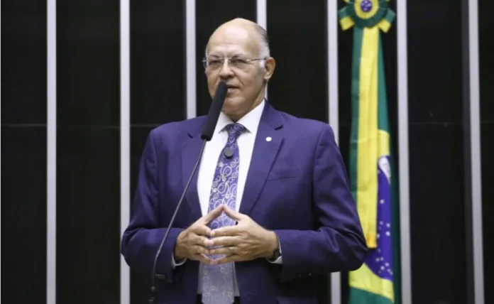 Comissão aprova Selo Social para entidades beneficentes Fotografia do deputado Pastor Eurico (PL-PE), homem branco, careca e de óculos, discursando ao microfone no plenário da Câmara dos Deputados. Ele veste terno azul e gravata estampada. Pastor Eurico foi o relator do projeto de lei que cria o Selo Social, tema da matéria.
