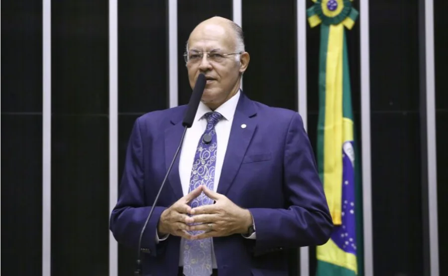 Fotografia do deputado Pastor Eurico (PL-PE), homem branco, careca e de óculos, discursando ao microfone no plenário da Câmara dos Deputados. Ele veste terno azul e gravata estampada. Pastor Eurico foi o relator do projeto de lei que cria o Selo Social, tema da matéria.