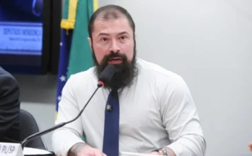 Comissão aprova defesa jurídica gratuita para policiais "Deputado Delegado Paulo Bilynskyj (PL-SP), relator do projeto, fala ao microfone durante sessão da Comissão de Segurança Pública da Câmara."