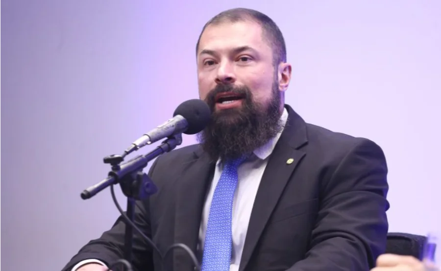 O deputado federal Delegado Paulo Bilynskyj (PL-SP), relator do projeto contra o crime organizado na economia, fala ao microfone durante sessão na Comissão de Segurança Pública da Câmara dos Deputados.