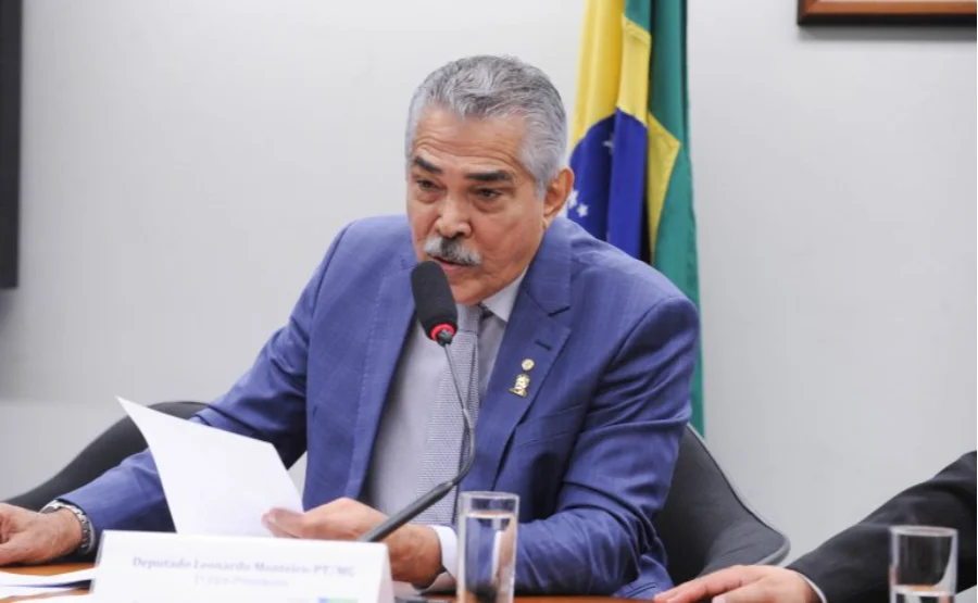 Deputado Leonardo Monteiro (PT-MG), relator do projeto que reduz a jornada de trabalho dos Agentes Comunitários de Saúde e de Combate às Endemias para 30 horas semanais, fala ao microfone durante sessão da Comissão de Trabalho da Câmara dos Deputados.