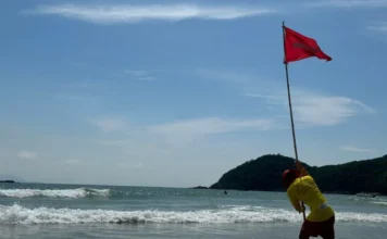 Correntes de retorno: saiba identificar o perigo no mar Guarda-vidas em praia de Santa Catarina demarcando uma área de risco com bandeira vermelha, uma ação preventiva essencial mencionada na matéria para alertar banhistas sobre o perigo das correntes de retorno.