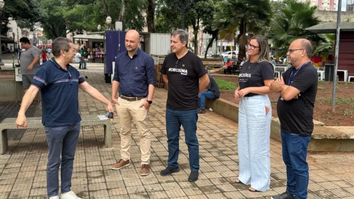 Criciúma busca modelo paulista para população de rua Comitiva da Prefeitura de Criciúma, liderada pelo prefeito Vagner Espindola e secretários, recebe explicações durante visita técnica em uma praça de Piracicaba para conhecer o Projeto Superação.