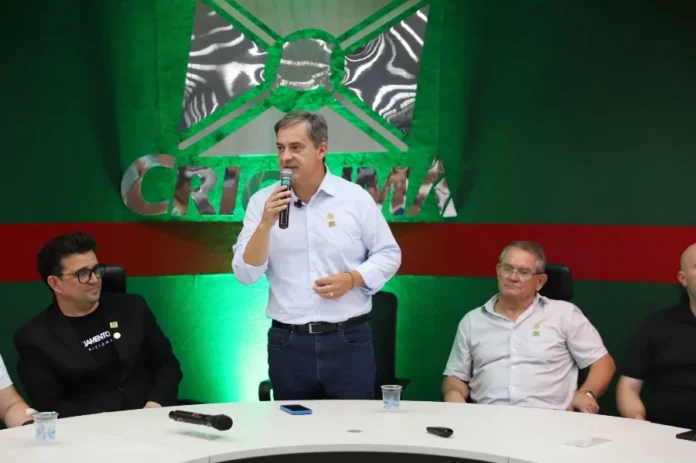 Criciúma lança novo Código de Obras para agilizar setor Prefeito de Criciúma, Vagner Espindola, discursa durante o evento de lançamento do novo Código de Obras do município, com outras autoridades presentes à mesa.