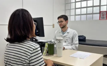Criciúma ultrapassa 1 milhão de consultas médicas em 2025 Médico clínico geral em atendimento a uma paciente em um consultório da rede municipal de saúde de Criciúma.