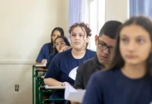 Educação Levada a Sério: SC investe R$ 4,1 bilhões Estudantes em sala de aula da rede estadual de SC. Governo investe R$ 4,1 bilhões no movimento Educação Levada a Sério, focando em infraestrutura, ensino técnico e climatização de 100% das salas de aula.