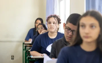 Educação Levada a Sério: SC investe R$ 4,1 bilhões Estudantes em sala de aula da rede estadual de SC. Governo investe R$ 4,1 bilhões no movimento Educação Levada a Sério, focando em infraestrutura, ensino técnico e climatização de 100% das salas de aula.