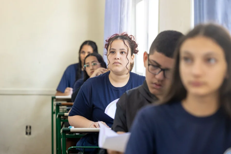 Estudantes em sala de aula da rede estadual de SC. Governo investe R$ 4,1 bilhões no movimento Educação Levada a Sério, focando em infraestrutura, ensino técnico e climatização de 100% das salas de aula.