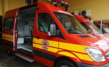 Engavetamento com cinco veículos deixa feridos na BR-101 Ambulância de Auto Socorro de Urgência (ASU) dos Bombeiros de prontidão. Veículos deste modelo foram utilizados no resgate das vítimas do acidente envolvendo cinco veículos nesta tarde, em Maracajá.