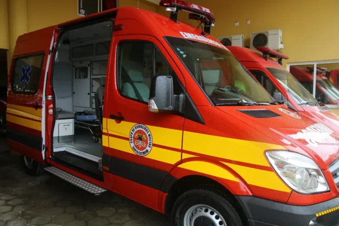 Engavetamento com cinco veículos deixa feridos na BR-101 Ambulância de Auto Socorro de Urgência (ASU) dos Bombeiros de prontidão. Veículos deste modelo foram utilizados no resgate das vítimas do acidente envolvendo cinco veículos nesta tarde, em Maracajá.
