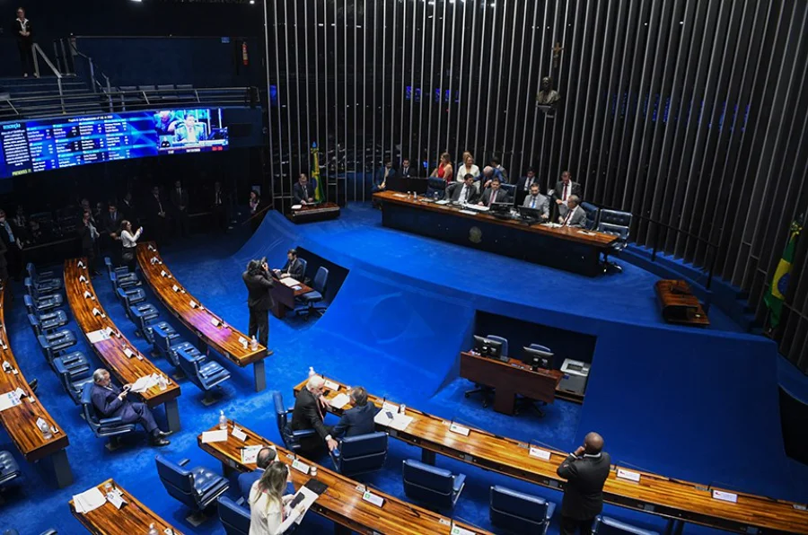 Visão ampla do Plenário do Senado Federal durante uma sessão, com senadores em suas bancadas e a mesa diretora ao fundo, ilustrando o local onde, segundo estudo, os discursos parlamentares têm se tornado mais curtos e voltados para a produção de vídeos para redes sociais.