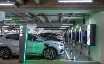 FIESC debate segurança em estações de recarga veicular Estações de recarga para veículos elétricos em um estacionamento coberto, ilustrando o tipo de instalação que será regulamentada pela nova Instrução Normativa nº 23 do Corpo de Bombeiros de Santa Catarina, que visa definir diretrizes de segurança contra incêndio.
