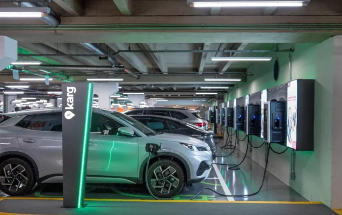 FIESC debate segurança em estações de recarga veicular Estações de recarga para veículos elétricos em um estacionamento coberto, ilustrando o tipo de instalação que será regulamentada pela nova Instrução Normativa nº 23 do Corpo de Bombeiros de Santa Catarina, que visa definir diretrizes de segurança contra incêndio.