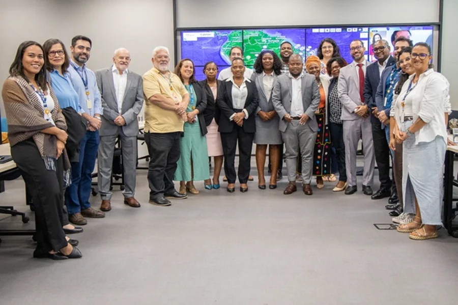 Foto em grupo dos integrantes da delegação de Moçambique, representantes da CNODS e equipe da Fiocruz Brasília durante a visita técnica institucional voltada para a cooperação internacional em saúde e os Objetivos de Desenvolvimento Sustentável.