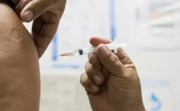 Fiocruz lidera monitoramento inédito de vacina da dengue "Close da aplicação de uma dose da vacina contra a dengue, parte da estratégia nacional de controle da doença e monitoramento inédito coordenado pela Fiocruz.