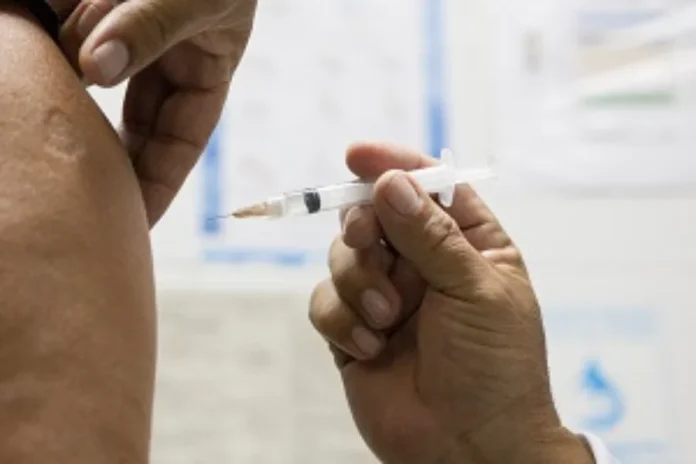 Fiocruz lidera monitoramento inédito de vacina da dengue "Close da aplicação de uma dose da vacina contra a dengue, parte da estratégia nacional de controle da doença e monitoramento inédito coordenado pela Fiocruz.