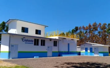 Gaivota Saneamento muda formato da fatura nesta quinta Imagem da estação de tratamento da Gaivota Saneamento, com o logotipo da empresa visível no prédio principal.