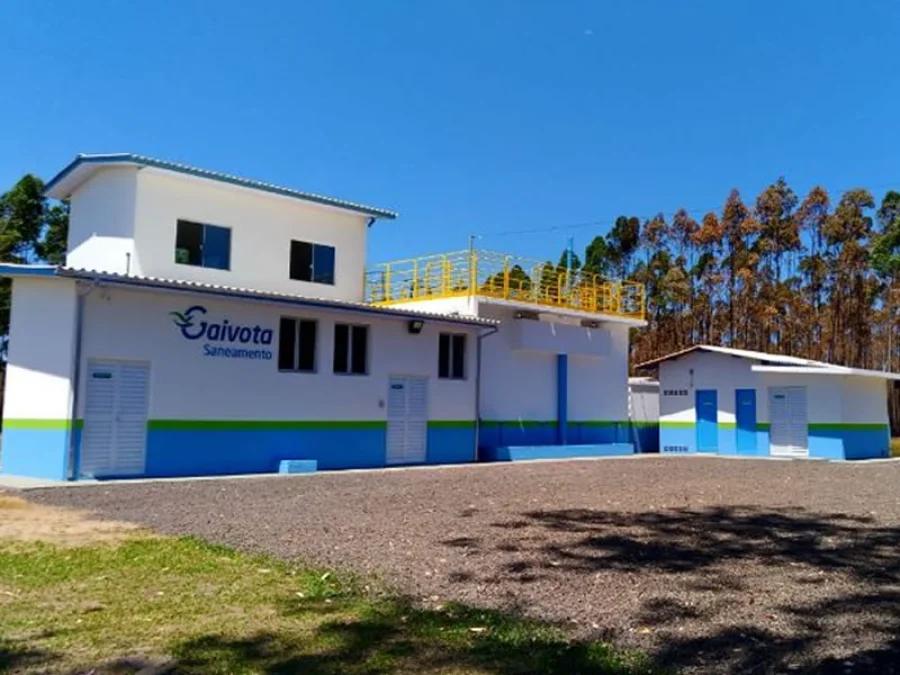 Imagem da estação de tratamento da Gaivota Saneamento, com o logotipo da empresa visível no prédio principal.