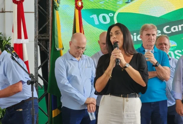 Deputada federal Geov&acirc;nia de S&aacute; discursa no Dia de Campo em Turvo, destacando o trabalho das mulheres no campo, observada pelo governador Jorginho Mello e pelo deputado Z&eacute; Milton Scheffer.