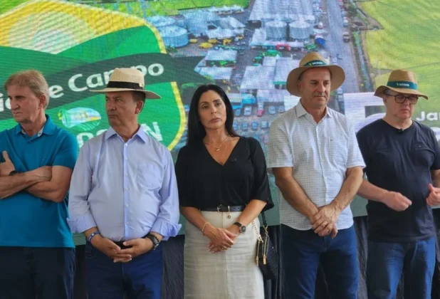 Lideran&ccedil;as no palco do evento: deputado estadual Z&eacute; Milton Scheffer (camisa azul), governador Jorginho Mello, deputada Geov&acirc;nia de S&aacute; e o deputado estadual Tiago Zilli (direita) ouvem os pronunciamentos.