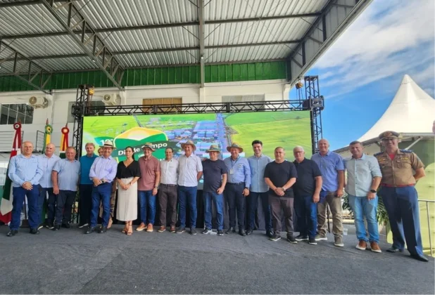Vis&atilde;o geral do palco do 10&ordm; Dia de Campo em Turvo, reunindo o governador Jorginho Mello ao centro, a deputada federal Geov&acirc;nia de S&aacute;, deputados estaduais, prefeitos da regi&atilde;o e representantes da Pol&iacute;cia Militar e Civil.