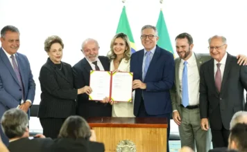 Governo anuncia primeiro hospital público inteligente do Brasil O presidente Lula, a presidenta do NDB Dilma Rousseff e o ministro da Saúde Alexandre Padilha seguram, juntos, a pasta com o contrato assinado para a construção do primeiro hospital público inteligente do Brasil. Eles estão no Palácio do Planalto, acompanhados pelo vice-presidente Geraldo Alckmin, o ministro Rui Costa e outras autoridades.