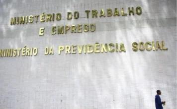Governo envia projeto que cria carreiras e reajusta salários Fachada dos Ministérios do Trabalho e da Previdência Social, órgãos federais cujas carreiras e servidores podem ser impactados pelo PL 6170/25.