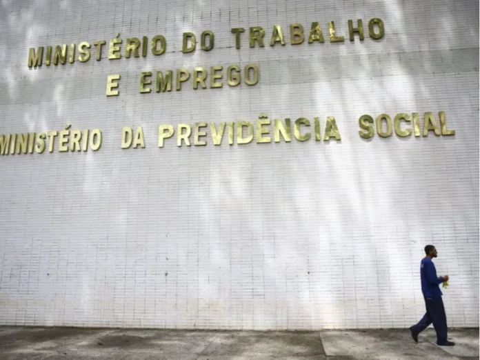 Governo envia projeto que cria carreiras e reajusta salários Fachada dos Ministérios do Trabalho e da Previdência Social, órgãos federais cujas carreiras e servidores podem ser impactados pelo PL 6170/25.
