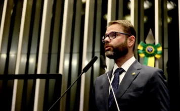 Grupo de senadores pede prisão domiciliar para Bolsonaro O senador Jorge Seif durante pronunciamento no Senado Federal sobre o pedido de prisão domiciliar humanitária para Jair Bolsonaro. O parlamentar aparece de perfil, falando seriamente em um dos púlpitos da casa.