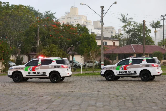 Homem condenado a 23 anos de prisão é preso em Maracajá Viaturas da Polícia Militar estacionadas em área urbana durante o dia. Imagem ilustrativa da ação policial no bairro São Cristóvão, em Maracajá, que levou à captura de um foragido da Justiça.