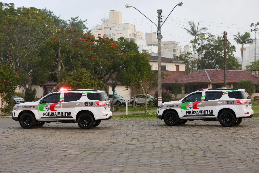 Homem condenado a 23 anos de prisão é preso em Maracajá Viaturas da Polícia Militar estacionadas em área urbana durante o dia. Imagem ilustrativa da ação policial no bairro São Cristóvão, em Maracajá, que levou à captura de um foragido da Justiça.