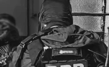 Homem é indiciado por roubo a venezuelana em Criciúma Policial civil com colete da Delegacia de Repressão a Roubos (DRR) de Criciúma, responsável pelo indiciamento do autor do roubo.