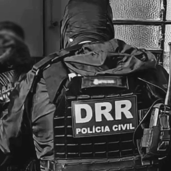 Homem é indiciado por roubo a venezuelana em Criciúma Policial civil com colete da Delegacia de Repressão a Roubos (DRR) de Criciúma, responsável pelo indiciamento do autor do roubo.