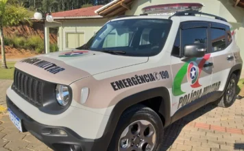 Homem é preso com arma e R$ 7,7 mil em Araranguá Viatura Jeep Renegade padronizada da Polícia Militar de Santa Catarina, corporação responsável pela ação descrita na matéria em Araranguá.