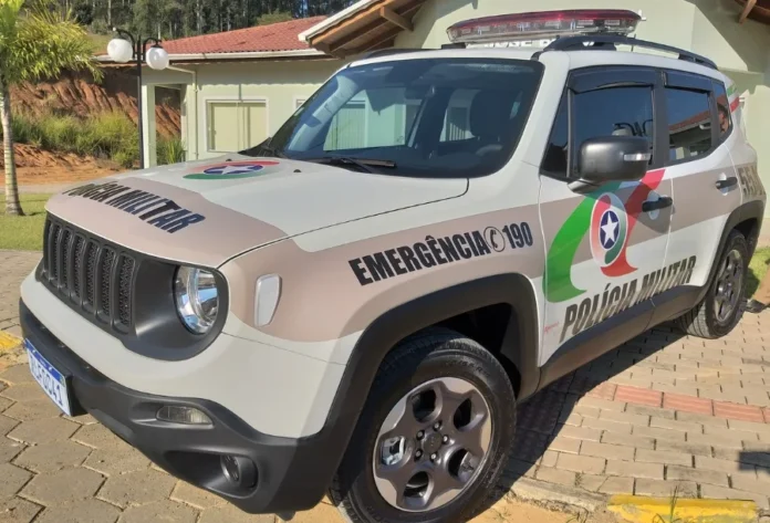 Homem é preso com arma e R$ 7,7 mil em Araranguá Viatura Jeep Renegade padronizada da Polícia Militar de Santa Catarina, corporação responsável pela ação descrita na matéria em Araranguá.