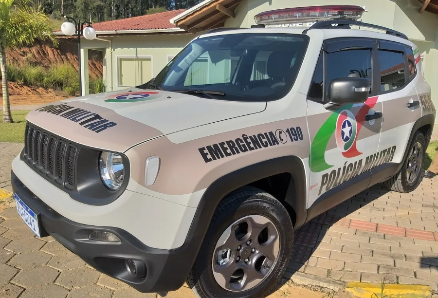 Homem é preso com arma e R$ 7,7 mil em Araranguá Viatura Jeep Renegade padronizada da Polícia Militar de Santa Catarina, corporação responsável pela ação descrita na matéria em Araranguá.