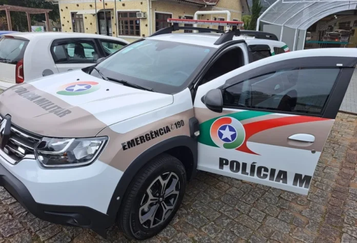 Homem é preso por descumprir medida protetiva em Araranguá Viatura branca da Polícia Militar de Santa Catarina estacionada com a porta do motorista aberta, ilustrando a ação policial registrada em Araranguá.
