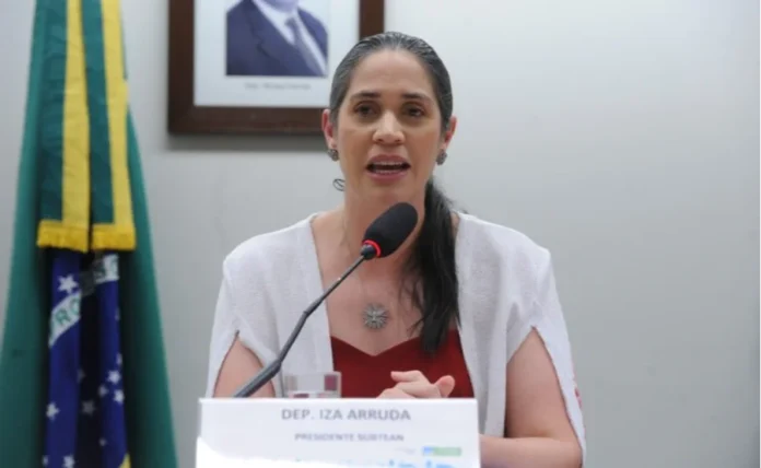 Hospitais serão obrigados a ter comissão contra trombose Fotografia da deputada federal Iza Arruda (MDB-PE) falando ao microfone durante uma sessão na Câmara dos Deputados. Ela foi a relatora do projeto que obriga hospitais a criarem comissões de prevenção à trombose.