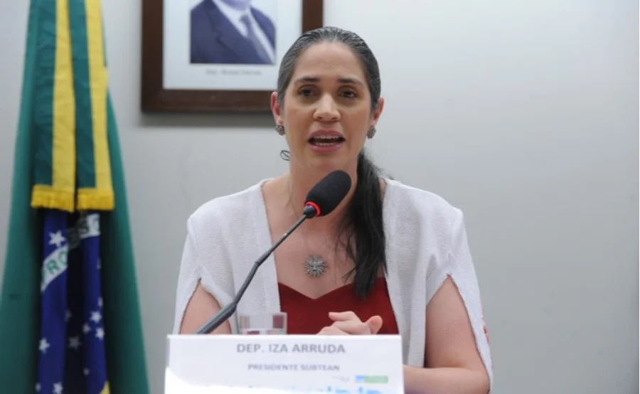 Fotografia da deputada federal Iza Arruda (MDB-PE) falando ao microfone durante uma sessão na Câmara dos Deputados. Ela foi a relatora do projeto que obriga hospitais a criarem comissões de prevenção à trombose.