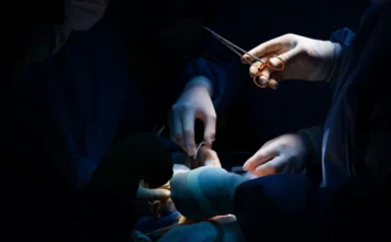 Hospital São José realiza três transplantes em uma noite Close nas mãos de uma equipe médica utilizando instrumentos cirúrgicos durante um procedimento, ilustrando a realização de três transplantes renais no Hospital São José, em Criciúma.