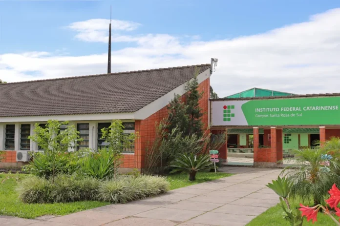 IFC Santa Rosa do Sul Inscrições para graduação até dia 13 Fachada do IFC Campus Santa Rosa do Sul. Inscrições abertas para Engenharia Agronômica e Zootecnia até 13 de janeiro de 2026; seleção via histórico escolar para cadastro de reserva em cursos gratuitos.