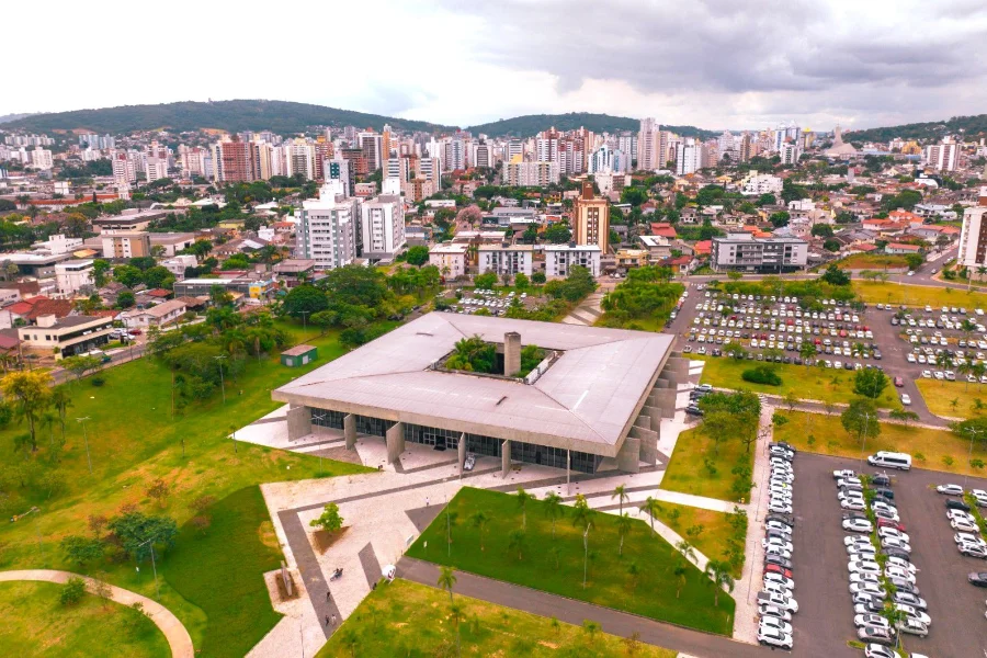 Vista aérea do Paço Municipal Marcos Rovaris, sede da Prefeitura de Criciúma, onde contribuintes podem buscar atendimento presencial sobre o IPTU 2026.