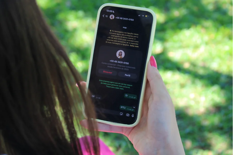 IPTU 2026 em Criciúma saiba como pagar pelo WhatsApp Smartphone exibe a interface de mensagens com a assistente virtual Cris, da Prefeitura de Criciúma, mostrando a solicitação da guia do IPTU 2026 através do número (48) 3431-0150