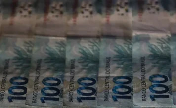 IVA Dual: Novo sistema de impostos entra em vigor Notas de 100 reais em destaque. Reforma tributária brasileira entra em vigor em 2026 com o IVA Dual (CBS e IBS); transição gradual começa com alíquota de 1% e novas regras para emissão de notas fiscais.