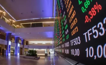 Ibovespa dispara 3,33% e renova recorde histórico Painel eletrônico de cotações da Bolsa de Valores (B3) em perspectiva, exibindo índices e variações percentuais, ilustrando a alta histórica do Ibovespa e a movimentação positiva do mercado financeiro.