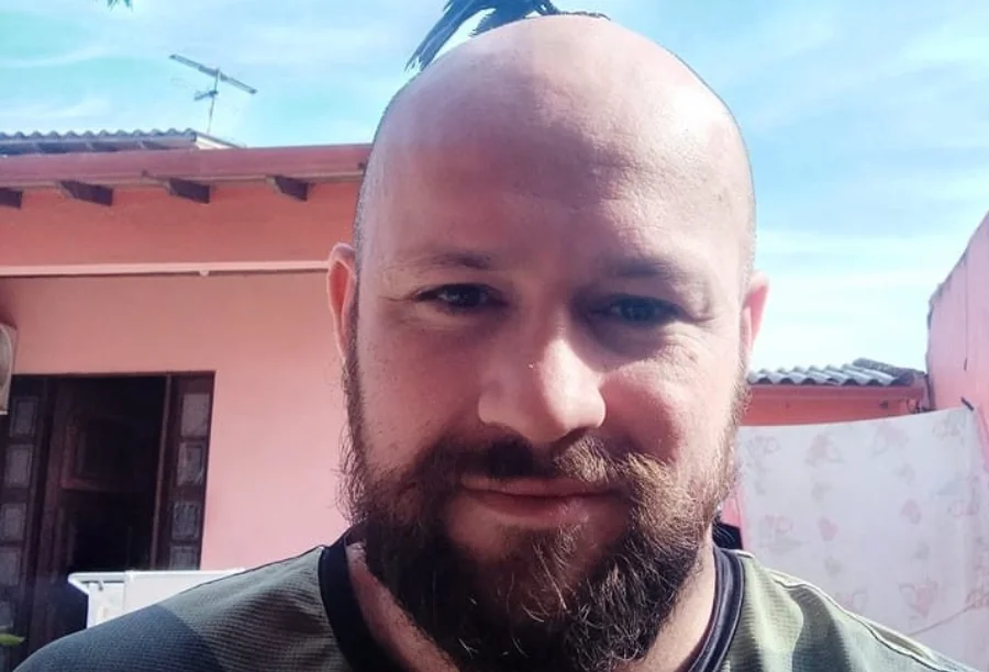 Identificado homem que morreu após afogamento na Gaivota Retrato de Willian Cesar Siqueira. Vítima de afogamento em Balneário Gaivota é identificada; Willian tinha 39 anos e faleceu após parada cardiorrespiratória no bairro Jardim Ultramar.