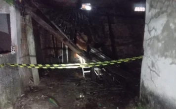Incêndio destrói casa mista no bairro São Luís em Sombrio Interior de residência mista destruída por incêndio no bairro São Luís, em Sombrio, mostrando escombros carbonizados e fita de isolamento.