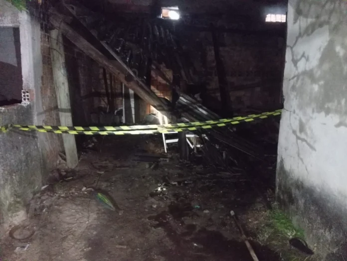 Incêndio destrói casa mista no bairro São Luís em Sombrio Interior de residência mista destruída por incêndio no bairro São Luís, em Sombrio, mostrando escombros carbonizados e fita de isolamento.