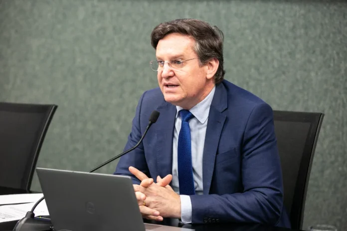 Jair Miotto reforça pré-candidatura e pautas de valores Fotografia do deputado Jair Miotto (União Brasil) em primeiro plano, utilizando um notebook e falando ao microfone. O parlamentar discute pautas conservadoras e ações legislativas na Assembleia Legislativa de Santa Catarina.